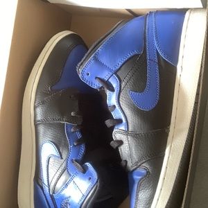 Jordan 1 Mid “Hyper Royal” (GS)